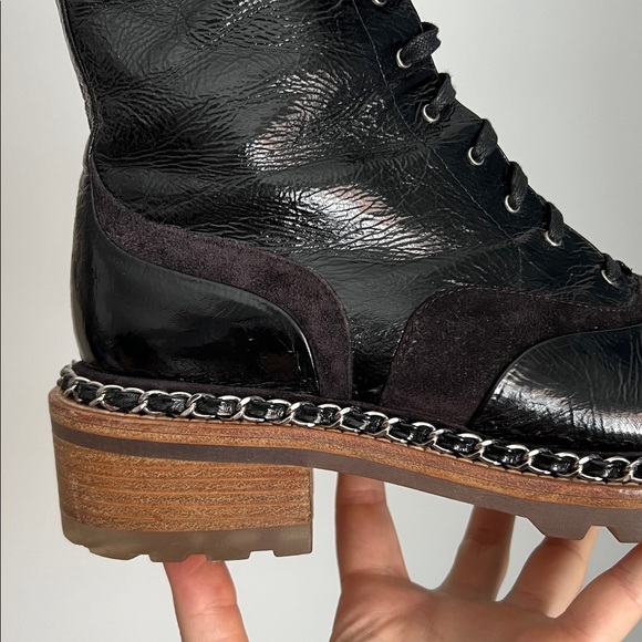 Chanel black patent leather chain link trim accent ankle boots combat booties 40 - Picture 9 of 16